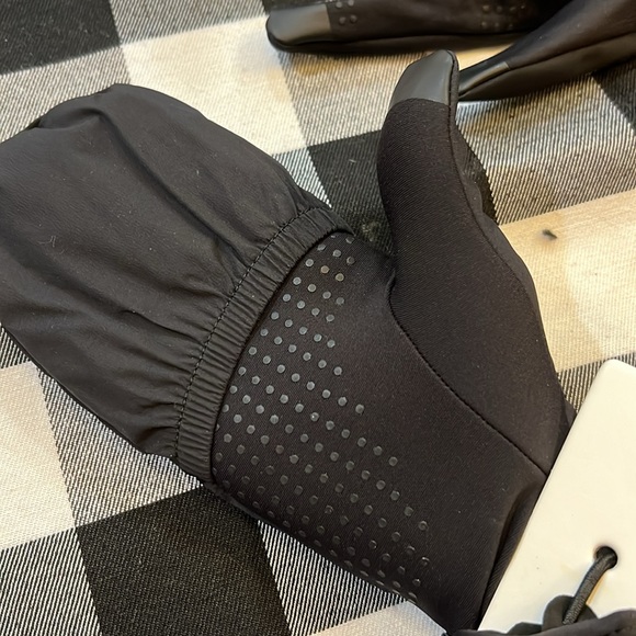 Lululemon Gloves running or light use - Picture 4 of 6